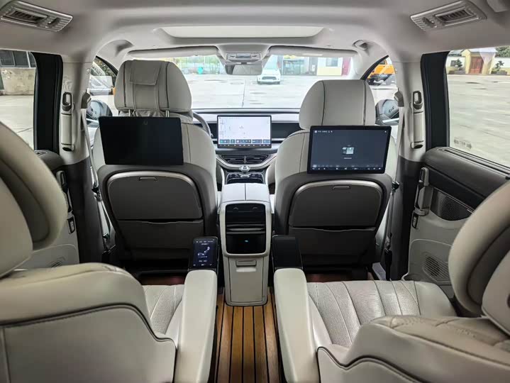 Фото 7 - Denza D9