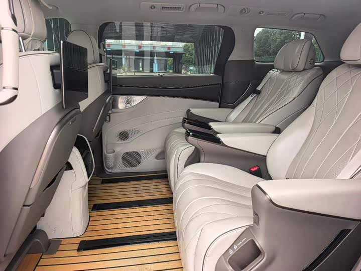 Фото 8 - Denza D9