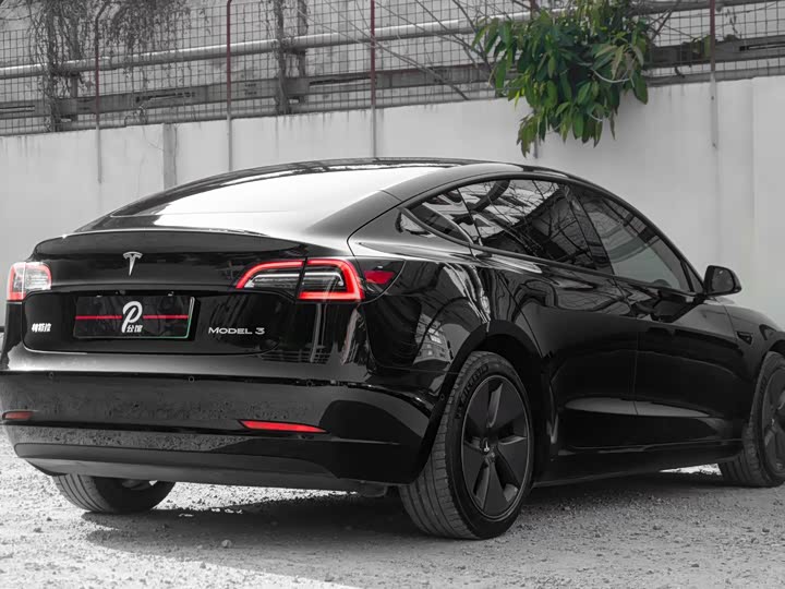 Фото 4 - Tesla Model 3