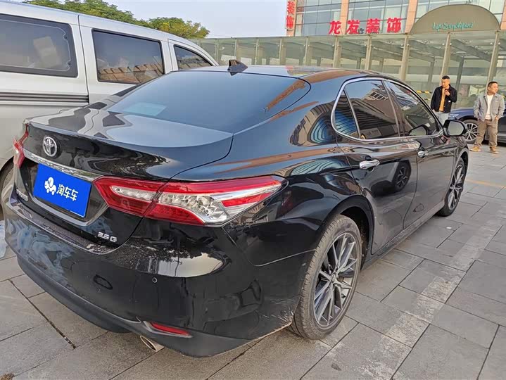 Фото 2 - Toyota Camry