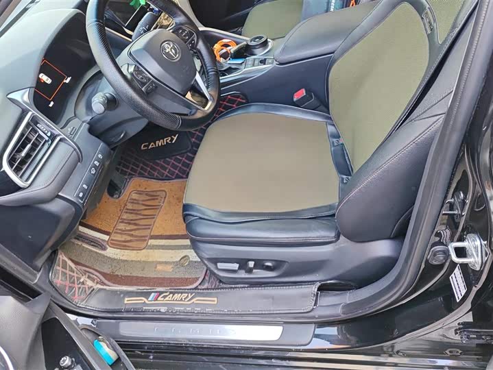 Фото 8 - Toyota Camry