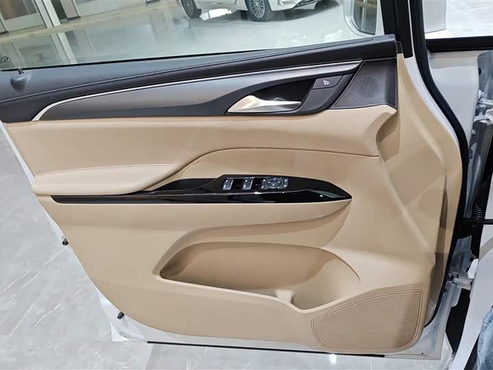 Фото 7 - Buick GL8 Hybrid