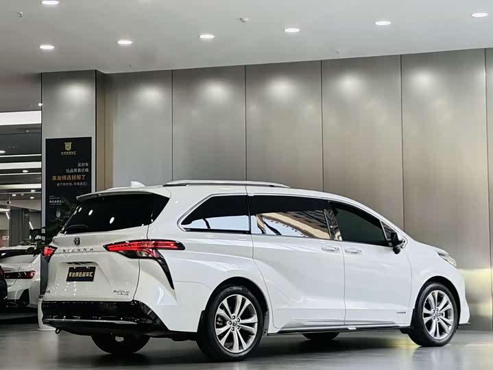 Фото 7 - Toyota Sienna