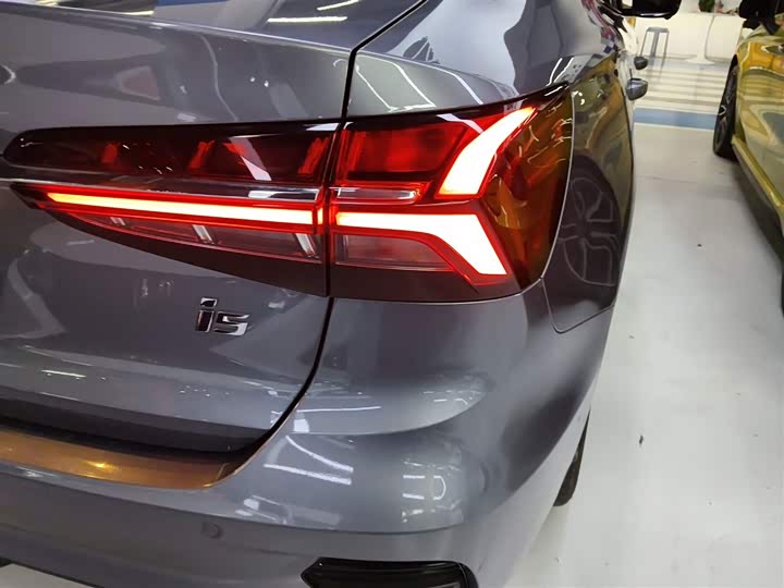 Фото 8 - Roewe i5