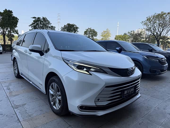 Фото 3 - Toyota Sienna