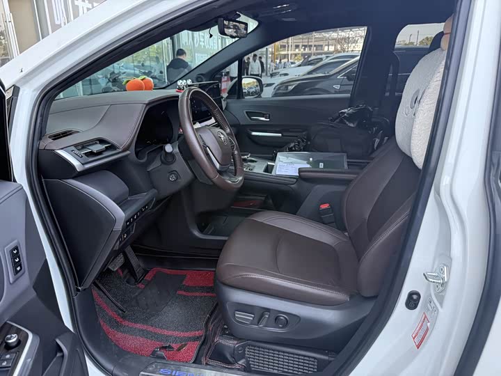 Фото 7 - Toyota Sienna