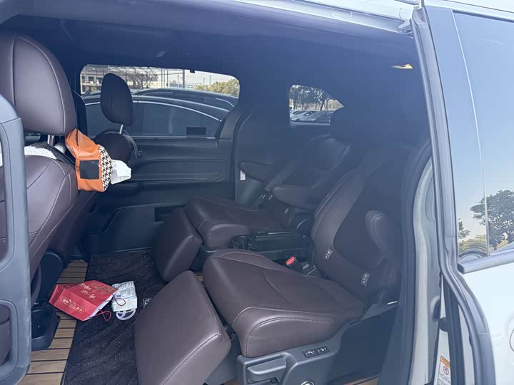 Фото 8 - Toyota Sienna