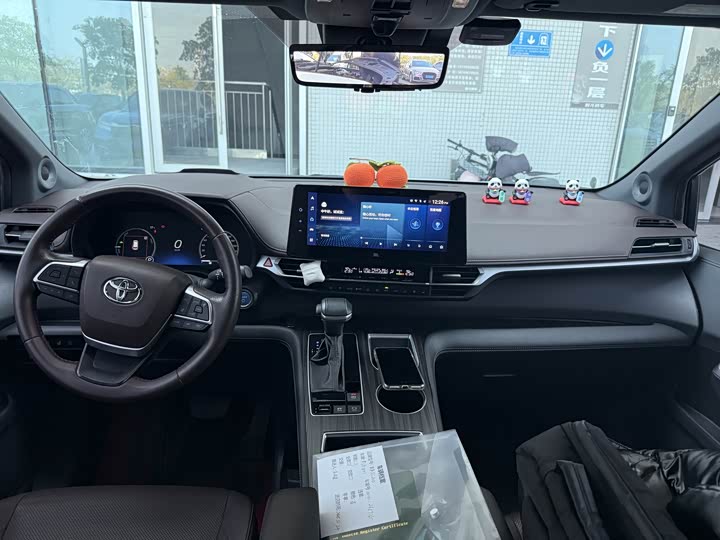 Фото 9 - Toyota Sienna