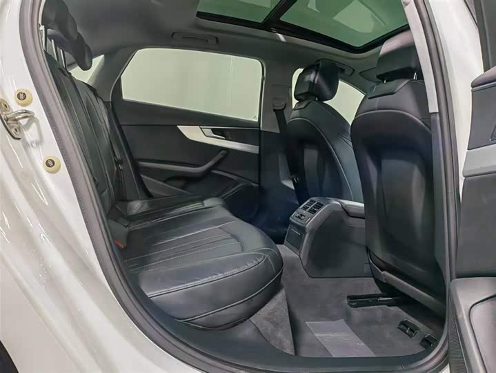 Фото 6 - Audi A4L