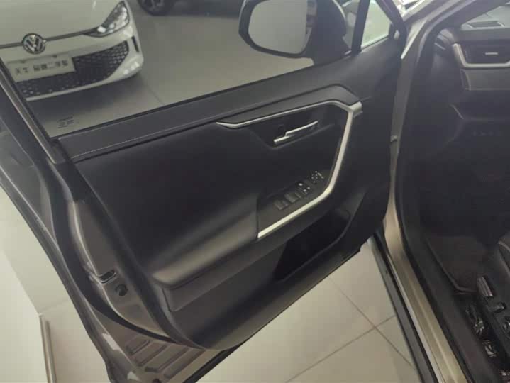 Фото 7 - Toyota RAV4