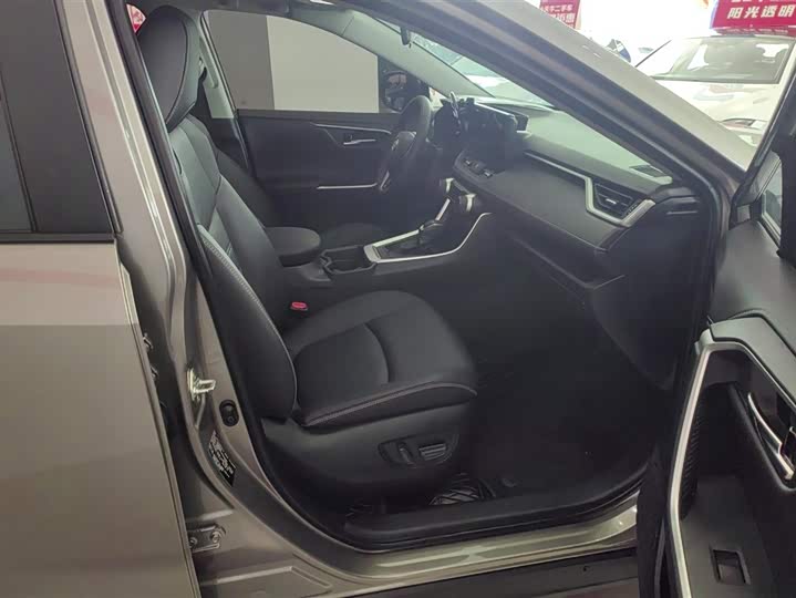 Фото 8 - Toyota RAV4