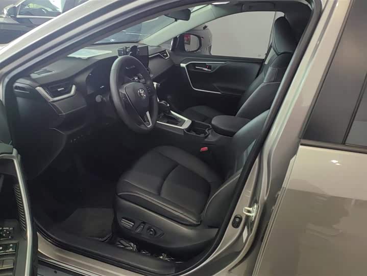 Фото 9 - Toyota RAV4