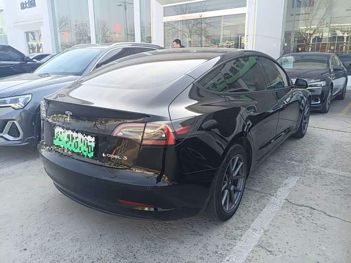 Фото 4 - Tesla Model 3