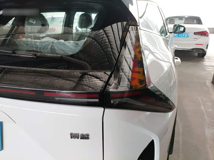 Фото 8 - Geely Atlas