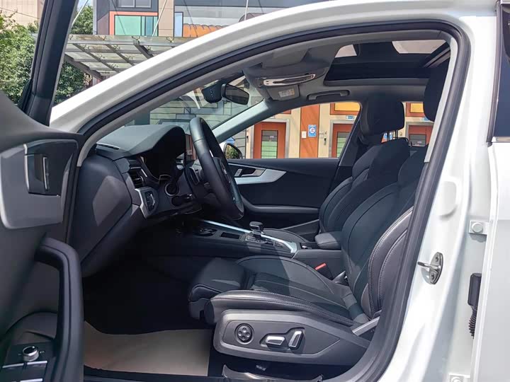 Фото 5 - Audi A4L