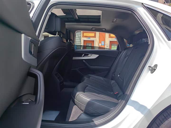 Фото 6 - Audi A4L