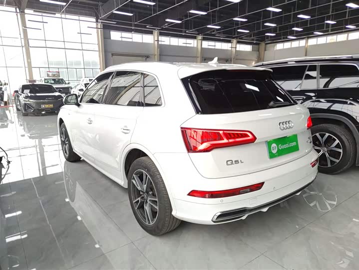 Фото 5 - Audi Q5L