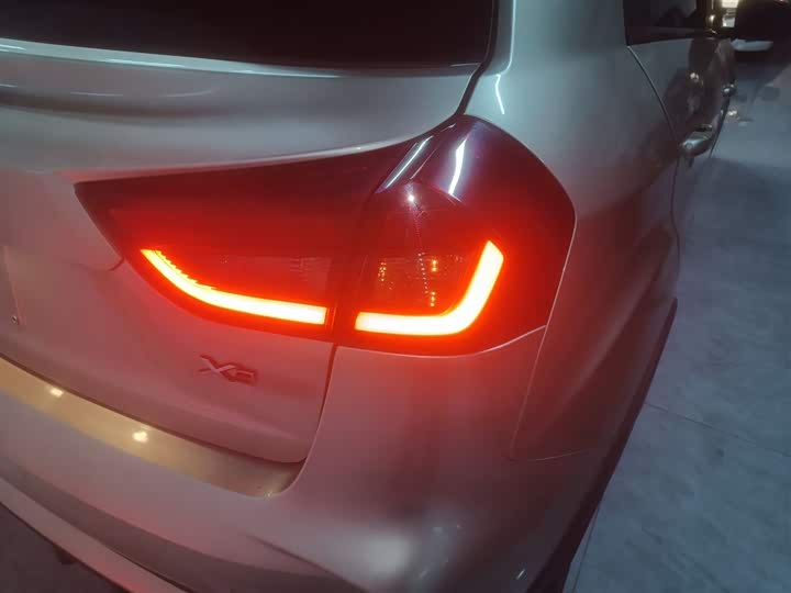 Фото 8 - Geely Vision X3