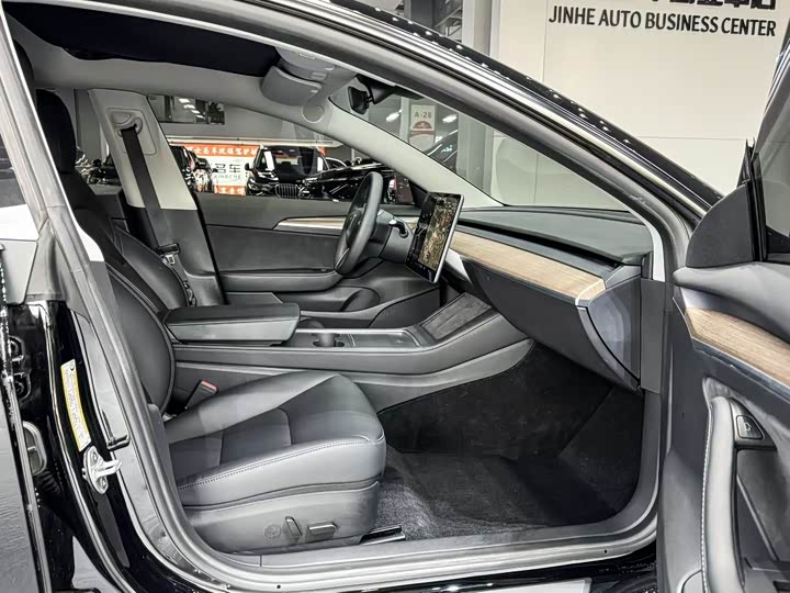 Фото 6 - Tesla Model 3