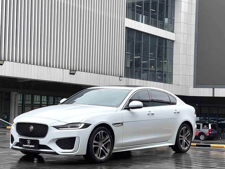 Фото 1 - Jaguar XE L