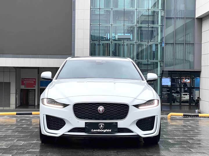 Фото 2 - Jaguar XE L