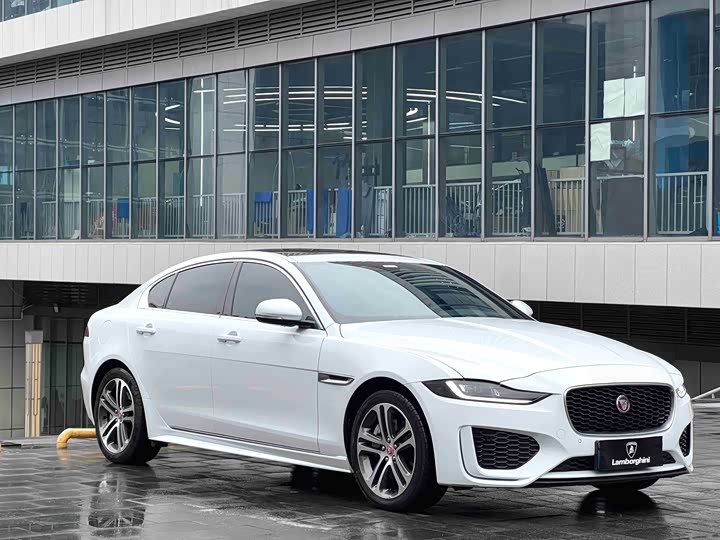 Фото 3 - Jaguar XE L