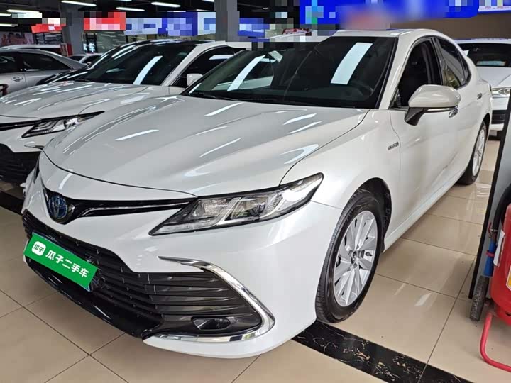 Фото 2 - Toyota Camry