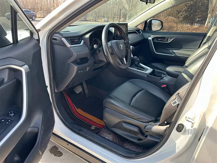 Фото 4 - Toyota RAV4