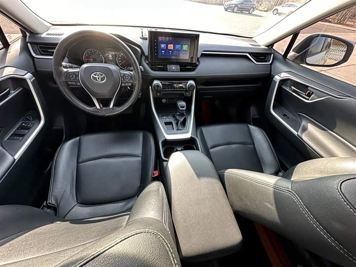 Фото 6 - Toyota RAV4