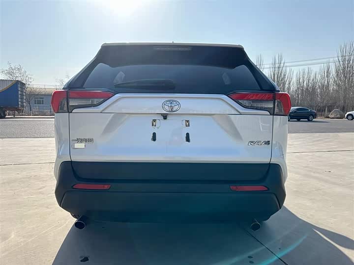 Фото 8 - Toyota RAV4