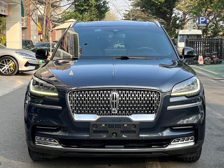 Фото 2 - Lincoln Aviator