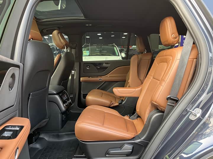 Фото 9 - Lincoln Aviator