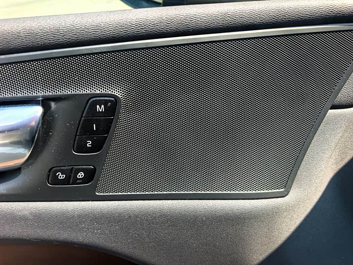 Фото 9 - Volvo XC60