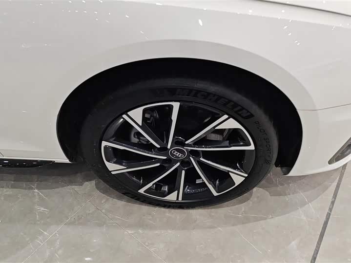 Фото 6 - Audi A4L