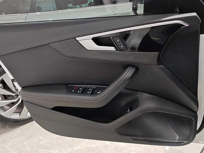 Фото 7 - Audi A4L