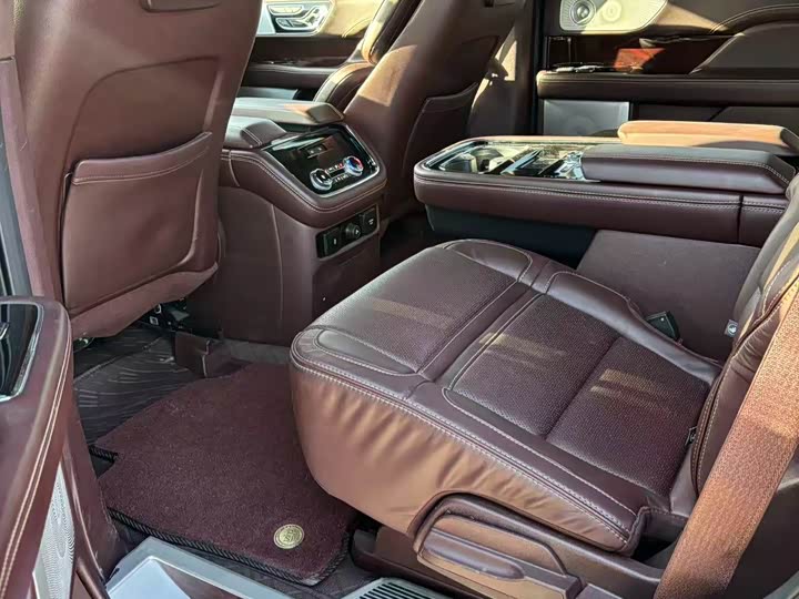 Фото 8 - Lincoln Navigator