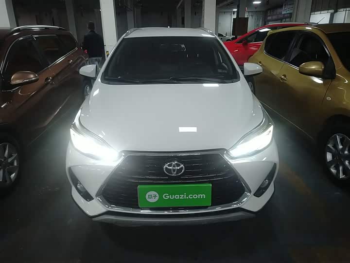 Фото 3 - Toyota Yaris L Hatchback