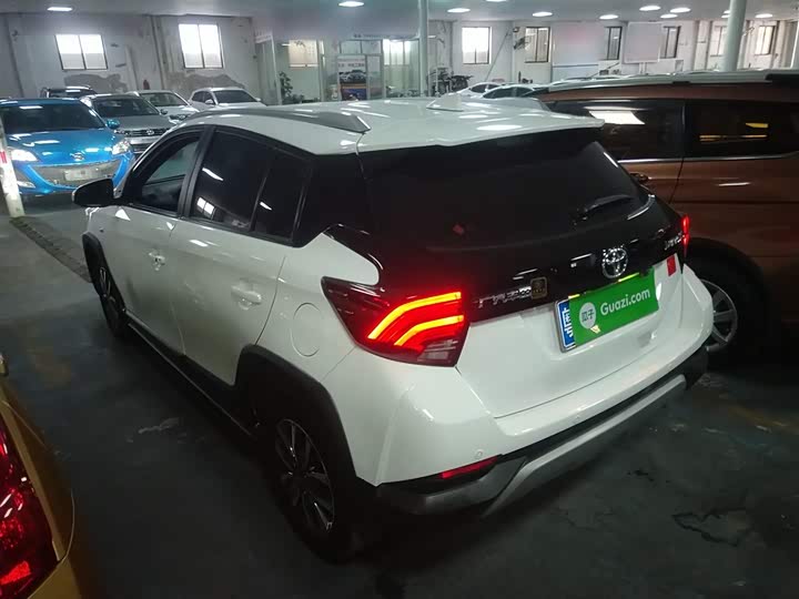 Фото 5 - Toyota Yaris L Hatchback