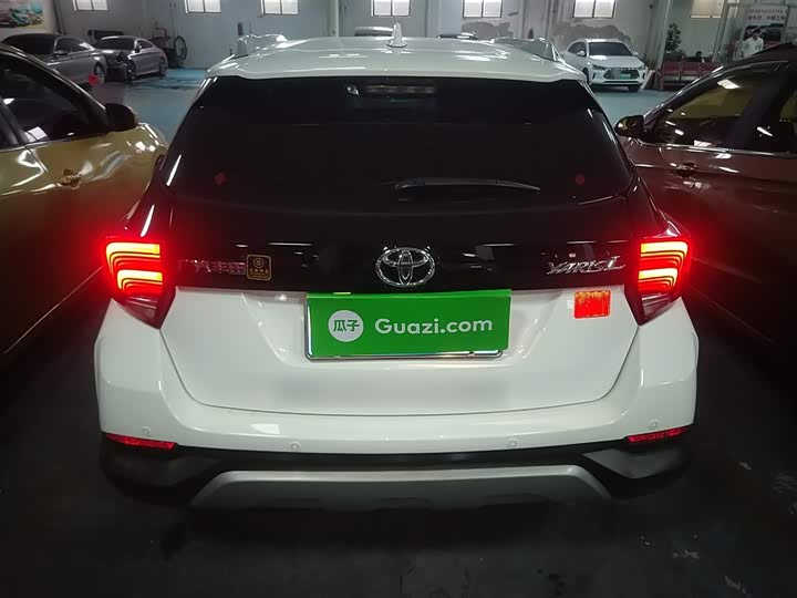 Фото 6 - Toyota Yaris L Hatchback