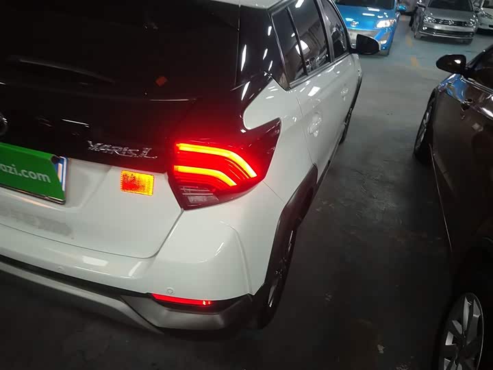 Фото 8 - Toyota Yaris L Hatchback