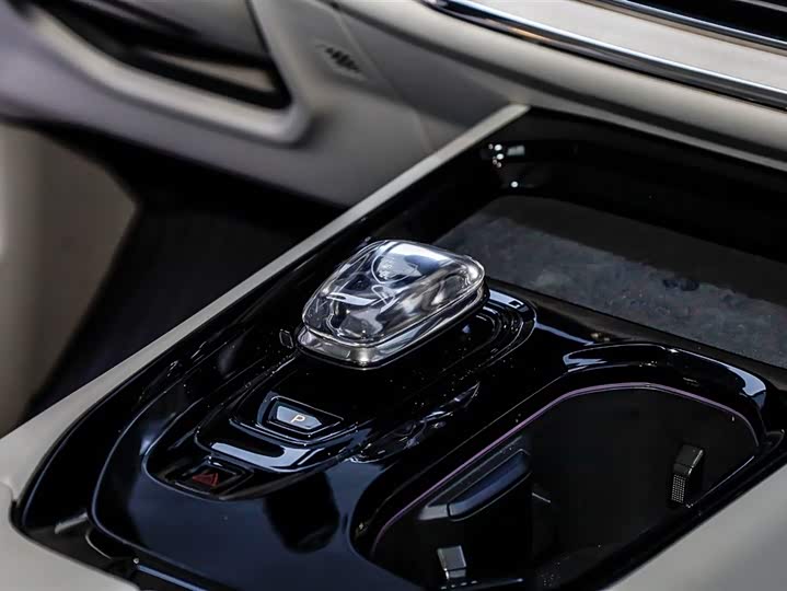 Фото 4 - Volvo EM90