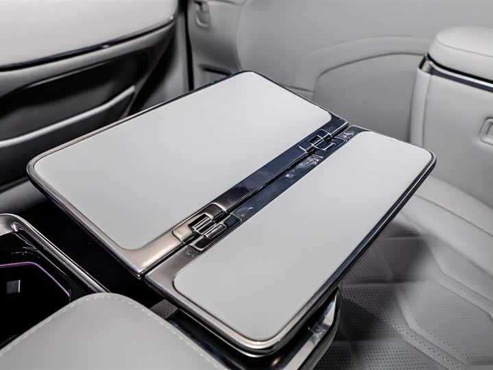 Фото 9 - Volvo EM90