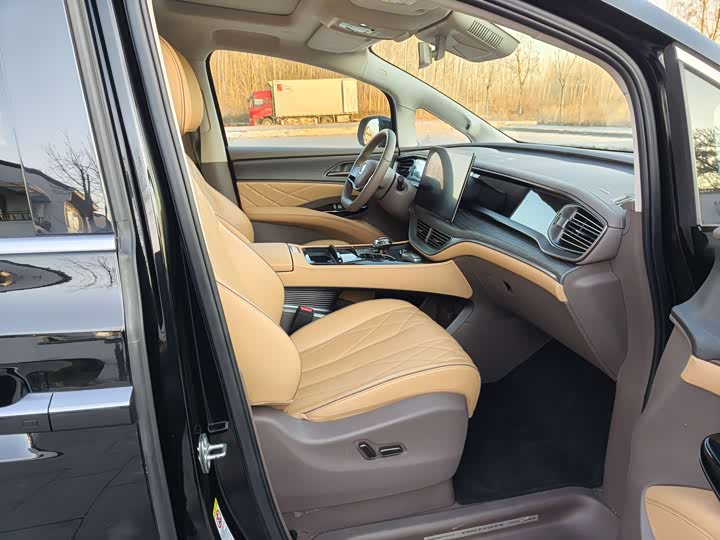 Фото 9 - Denza D9