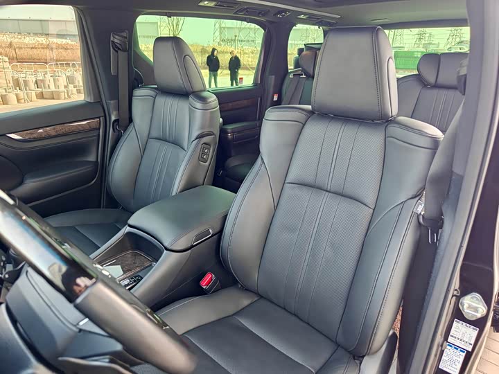 Фото 8 - Toyota Alphard