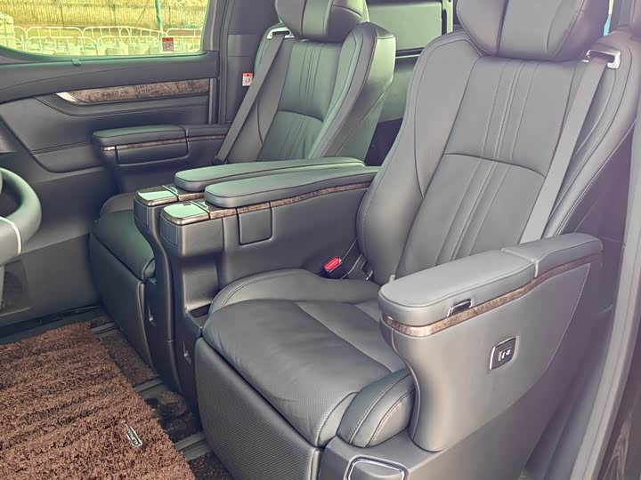 Фото 9 - Toyota Alphard