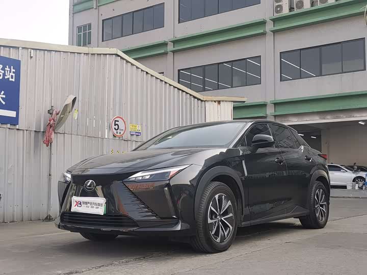 Фото 1 - Lexus RZ