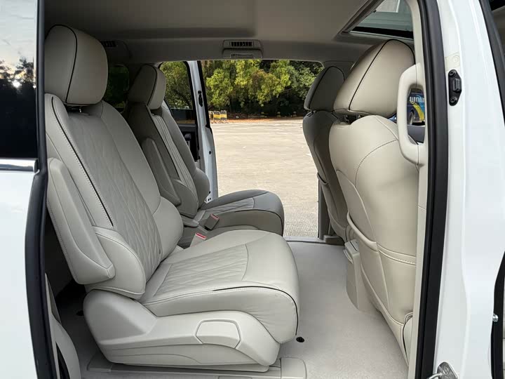 Фото 9 - Buick GL8 ES