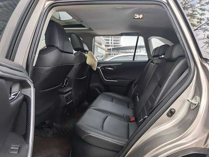 Фото 5 - Toyota RAV4