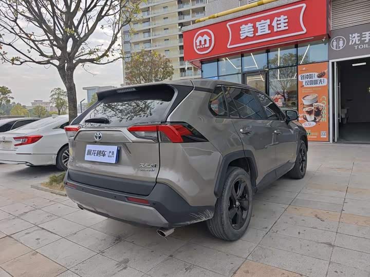 Фото 7 - Toyota RAV4