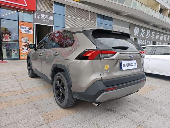 Фото 9 - Toyota RAV4